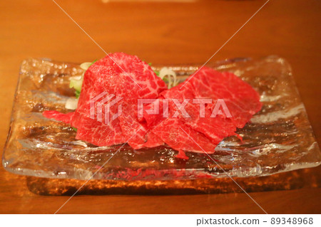 在高級烤肉店享用烤肉晚餐(紅色生魚片) 在高級烤肉店享用烤肉晚餐(紅色生魚片) 89348968