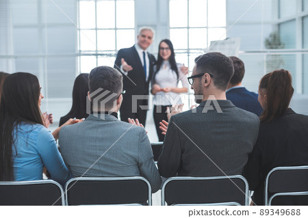 boss introducing a speaker at a business presentatio 89349688