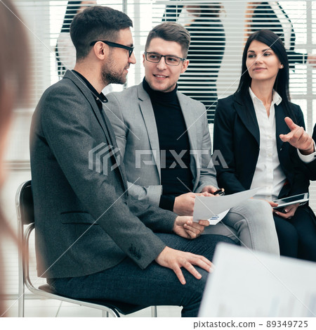 boss discussing working issues with the working group boss discussing working issues with the working group 89349725