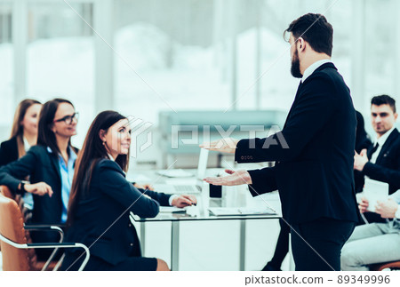 senior Manager of the company holds a working meeting with busi senior Manager of the company holds a working meeting with busi 89349996