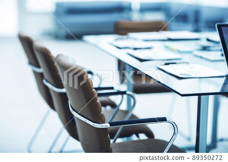workplace for the business team before the start of the working day. workplace for the business team before the start of the working day. 89350272