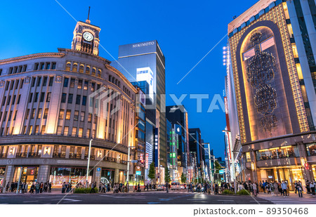 日本 5 月 GW 的東京城市景觀。黃金周時隔3年首次不限活動。銀座的很多人= 5月3日 89350468