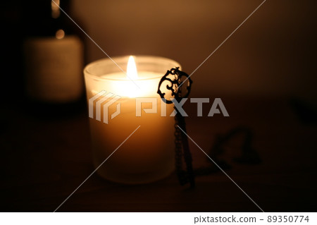 被微弱的燈光照亮 被微弱的燈光照亮 89350774