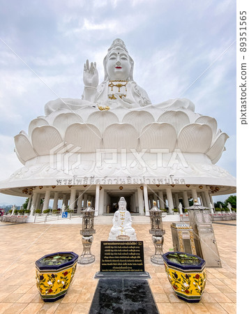 White Buddha Wat Huay Pla Kang temple, Chiang Rai, Thailand White Buddha Wat Huay Pla Kang temple, Chiang Rai, Thailand 89351565