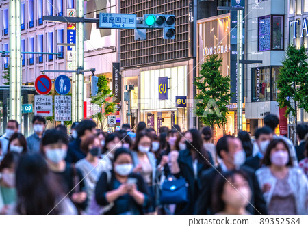 日本 5 月 GW 的東京城市景觀。黃金周時隔3年首次不限活動。銀座的很多人= 5月3日 89352584