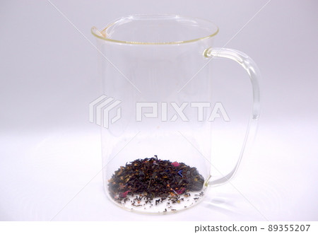 Tea leaves and glass pot Tea leaves and glass pot 89355207