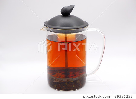 Tea leaves and glass pot 89355255