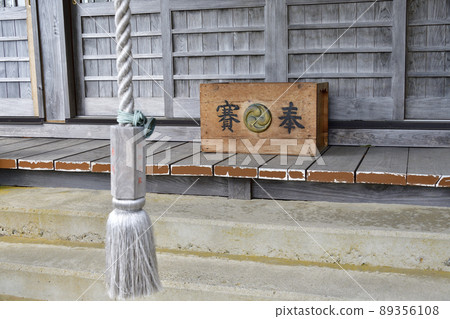Taking a picture of the scenery of the precincts of Hachiman Shrine at Todohokke, Hakodate City, Hokkaido in spring Taking a picture of the scenery of the precincts of Hachiman Shrine at Todohokke, Hakodate City, Hokkaido in spring 89356108