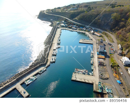 春季北海道函館東道霍克漁港鳥瞰圖 春季北海道函館東道霍克漁港鳥瞰圖 89356456