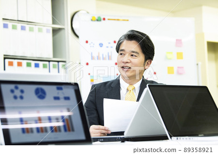 Male office meeting conversation Male office meeting conversation 89358921