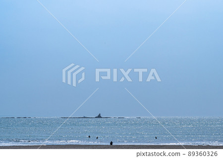 Eboshi Rock seen from the Chigasaki coast Spring Shonan Quiet sea Eboshi Rock seen from the Chigasaki coast Spring Shonan Quiet sea 89360326