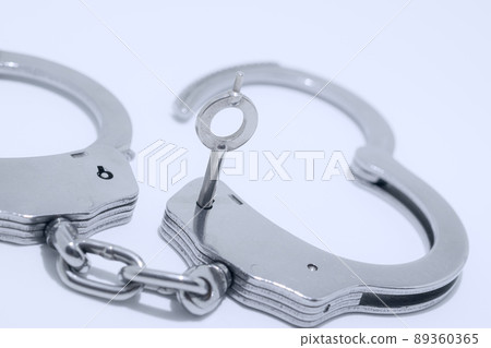銀色手銬/逮捕圖像(白色背景) 銀色手銬/逮捕圖像(白色背景) 89360365