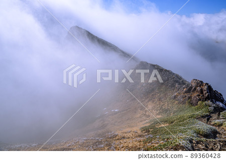 (Gunma Prefecture) Tanigawadake Toma's ears and snow makeup wrapped in clouds 89360428