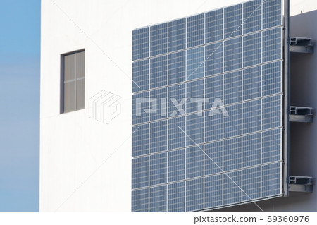 安裝在建築物牆壁上的太陽能電池板 89360976