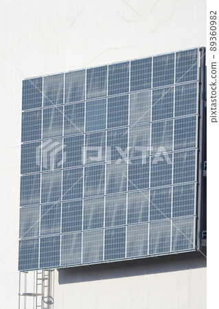 安裝在建築物牆壁上的太陽能電池板 89360982