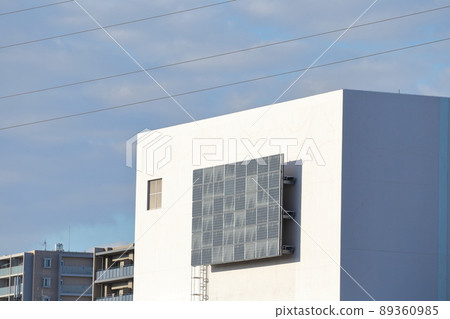 安裝在建築物牆壁上的太陽能電池板 89360985