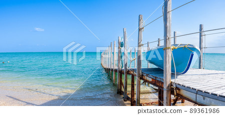 2022年4月,在通往沖繩清澈的藍天、白色的沙灘和蔚藍的大海的碼頭和船/Mibaru海灘拍攝 2022年4月,在通往沖繩清澈的藍天、白色的沙灘和蔚藍的大海的碼頭和船/Mibaru海灘拍攝 89361986
