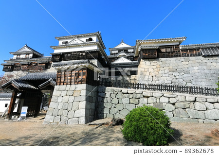 [Ehime Prefecture] Matsuyama Castle under the clear sky (main building) 89362678