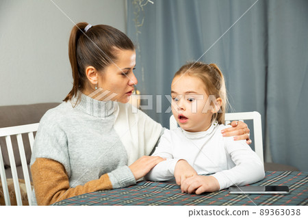 Woman chatting and sharing secrets with small daughter 89363038