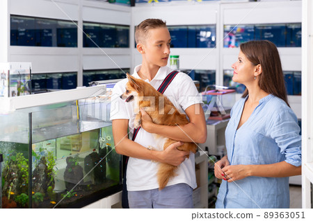 Smiling woman with son looking for fishes 89363051