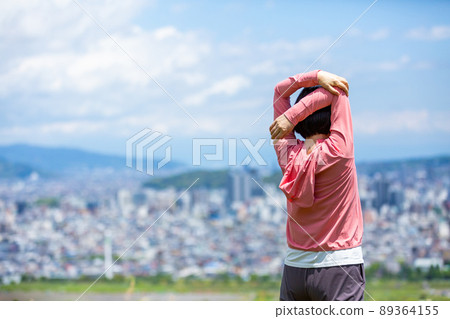 日本中年婦女在戶外鍛煉 89364155