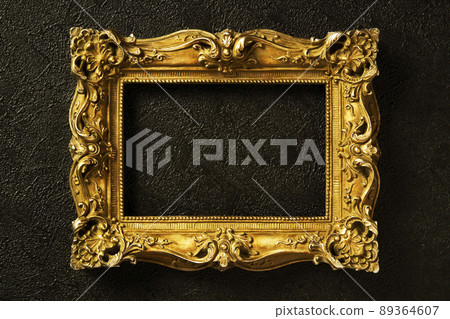 黑牆上掛著金色古董相框 89364607