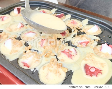 Image of making takoyaki photo material 89364992