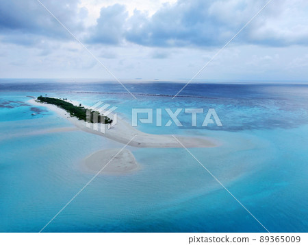Amazing azure blue Maldive islands reef seascape Amazing azure blue Maldive islands reef seascape 89365009