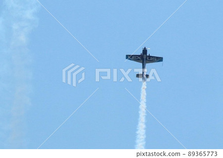 Acrobatic flight 89365773