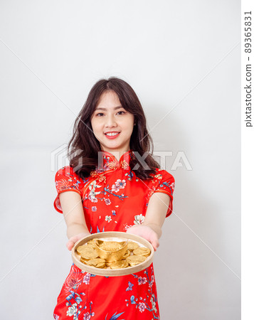 由傳統國旗、女性紅包、白底紅包、白底紅包書寫。 由傳統國旗、女性紅包、白底紅包、白底紅包書寫。 89365831