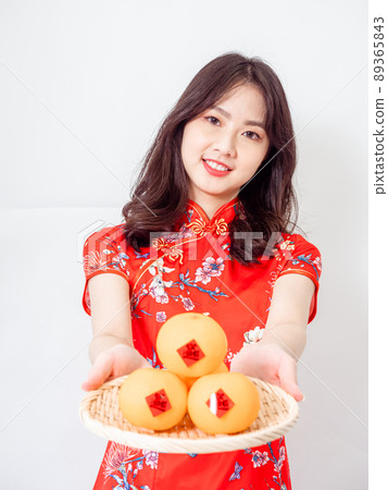由拿著傳統國旗的女人橘寫，白底前端寫的。 89365843