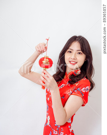 由傳統國旗書寫，一身女旗袍，一盞白底小燈籠。 89365857