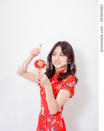 由傳統國旗書寫,一身女旗袍,一盞白底小燈籠。 由傳統國旗書寫,一身女旗袍,一盞白底小燈籠。 89365863