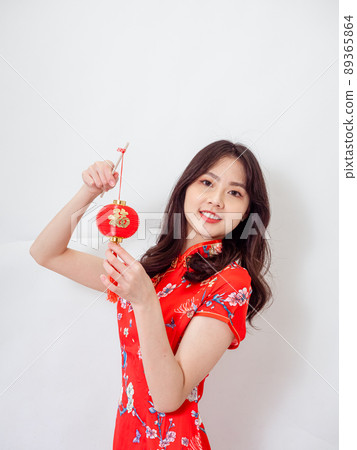 由傳統國旗書寫,一身女旗袍,一盞白底小燈籠。 由傳統國旗書寫,一身女旗袍,一盞白底小燈籠。 89365864