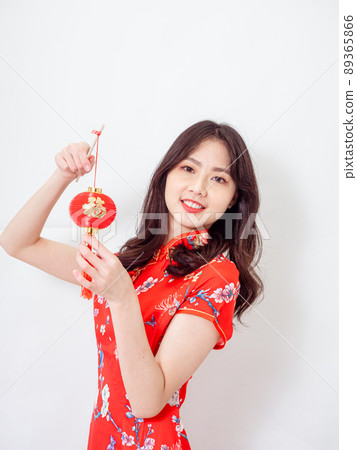 由傳統國旗書寫，一身女旗袍，一盞白底小燈籠。 89365866