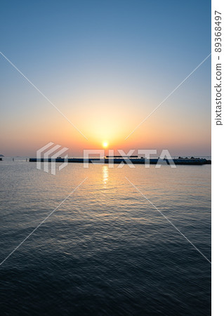 At Atami beach in the early morning At Atami beach in the early morning 89368497