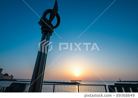 At Atami beach in the early morning At Atami beach in the early morning 89368649