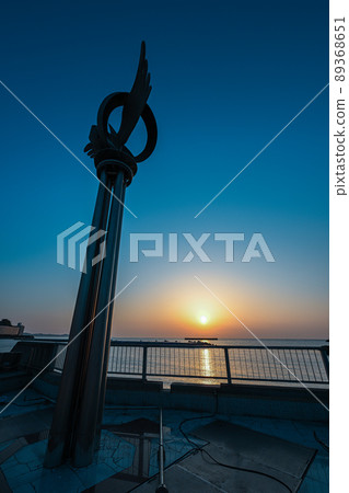 At Atami beach in the early morning 89368651