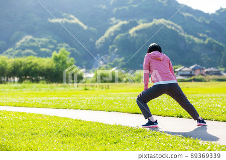 日本中年婦女在戶外公園鍛煉 日本中年婦女在戶外公園鍛煉 89369339
