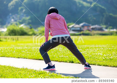 日本中年婦女在戶外公園鍛煉 日本中年婦女在戶外公園鍛煉 89369340