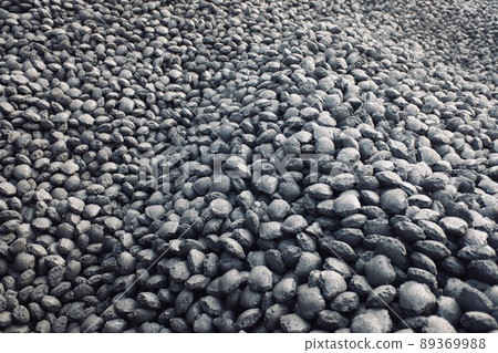 Pile of coal grains 89369988