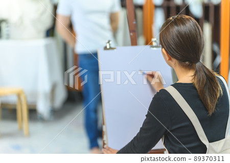 學習藝術的年輕人 89370311