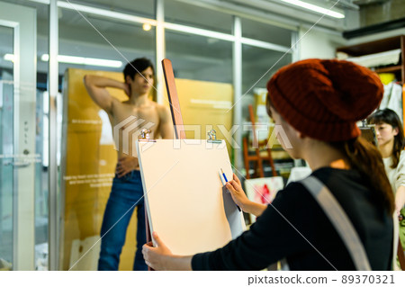 學習藝術的年輕人 89370321