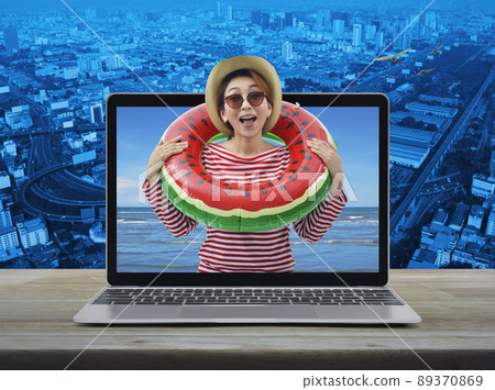 Business summer holiday online concept 89370869
