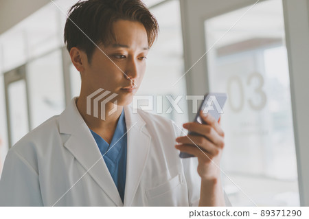 Doctor and smartphone 89371290