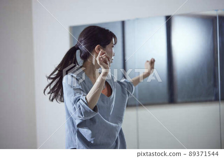 Young Japanese woman practicing dance 89371544