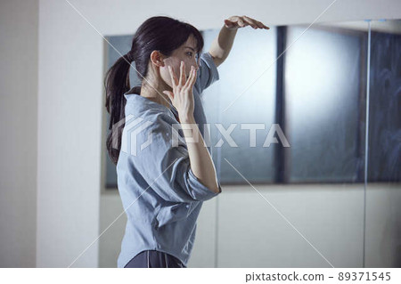 Young Japanese woman practicing dance 89371545