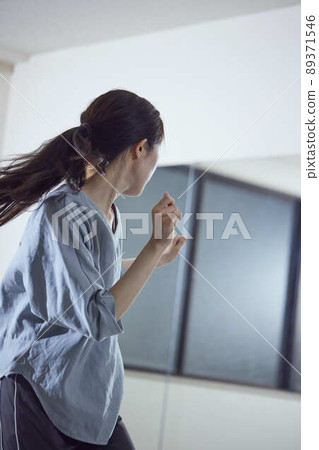 Young Japanese woman practicing dance Young Japanese woman practicing dance 89371546