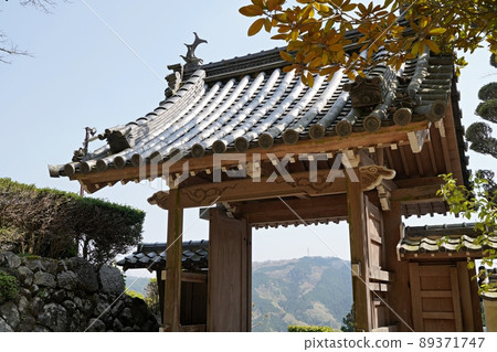 大阪市豐野町光明山、法輪寺大門和北雪山脈（豐野、晚春） 89371747