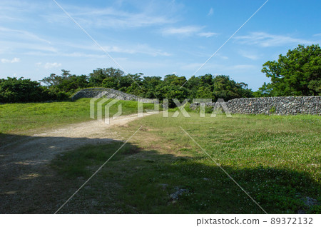 石牆和通往森林的樹木之間的土路 89372132
